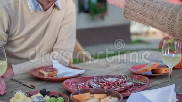 女人在户外吃浪漫的晚餐视频的预览图