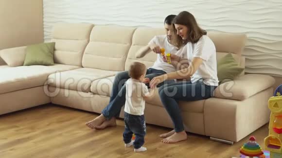 父母在家和小可爱女儿玩家庭观念视频的预览图