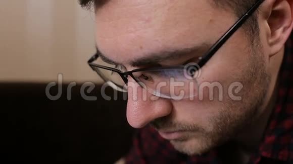 一个戴眼镜的年轻人用平板电脑工作的肖像视频的预览图