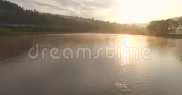 太阳映在一条山河里日出空中景观视频的预览图