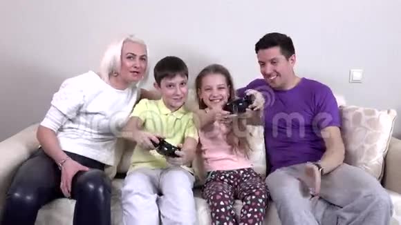 积极的家庭一起在客厅玩电子游戏视频的预览图