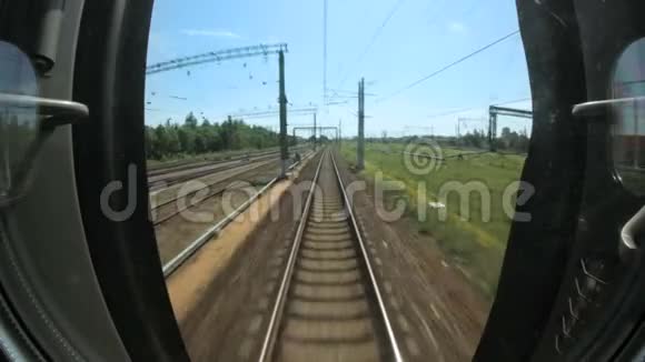 铁路轨道从移动列车的视野视频的预览图