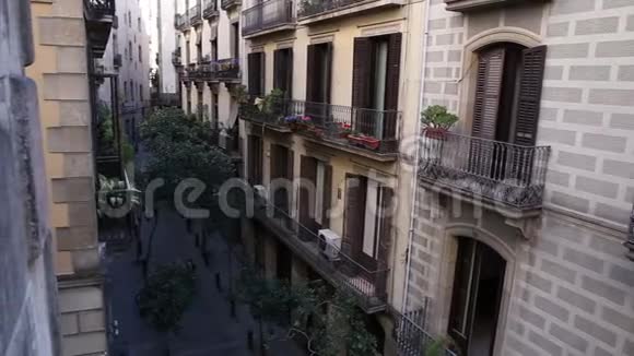 巴塞罗那哥特城一座历史建筑的阳台视频的预览图