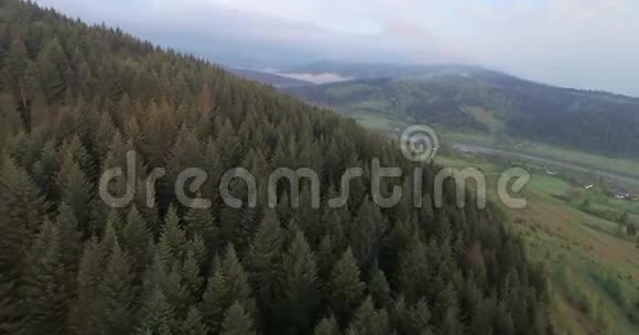 茂密山脉的壮丽景观空中景观视频的预览图