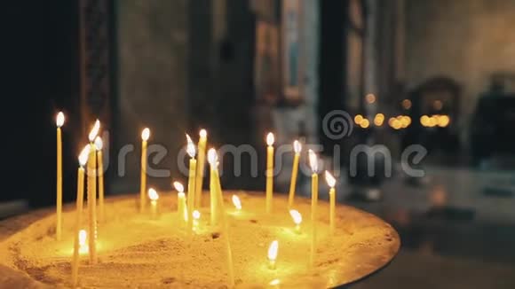 许多蜡烛在教堂里燃烧视频的预览图