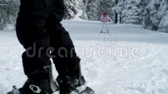 滑雪者和享受冬天时光的少女视频的预览图