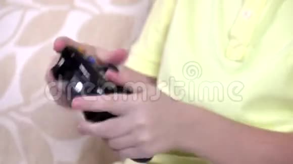 玩电子游戏的男孩手拿操纵杆特写视频的预览图