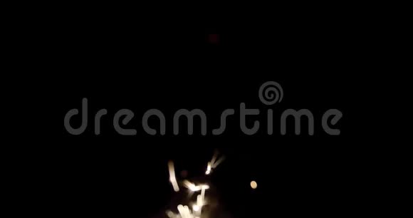 火焰火花隔离在Dlack地面上视频的预览图