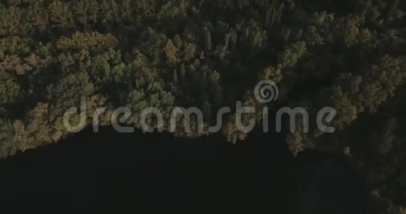 空中观景台飞过美丽的湖面晴天空中摄影机拍摄视频的预览图