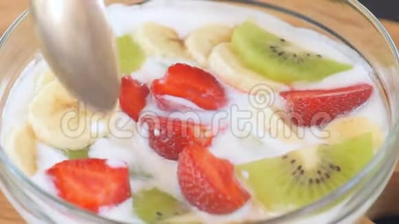 在勺子上特写健康的新鲜浆果和白色酸奶视频的预览图