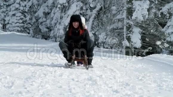 妈妈和小女儿在田园诗般的环境中雪橇视频的预览图