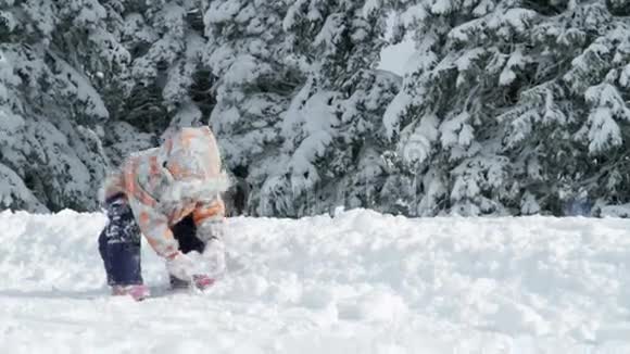 小女孩在雪地里微笑着享受视频的预览图