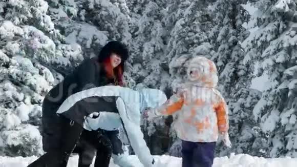 两个年轻的女人扔雪球的小女孩视频的预览图