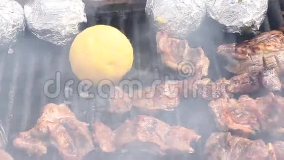 罗马尼亚传统食品保加利亚和烤烟猪肉视频的预览图