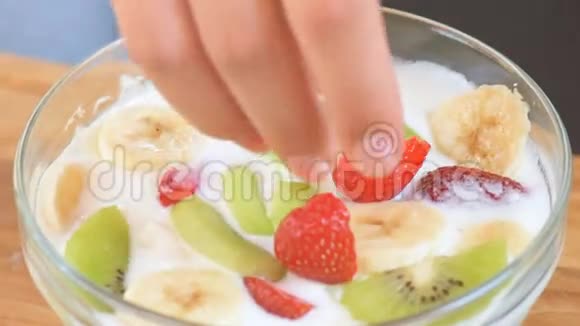 在勺子上特写健康的新鲜浆果和白色酸奶视频的预览图