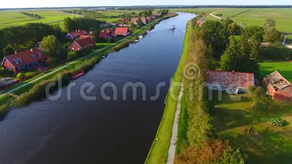 靠近河边的村庄阳光明媚的夏日无人机在河边的一个小村庄里拍摄视频的预览图