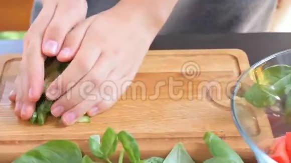 女性手切黄瓜视频的预览图