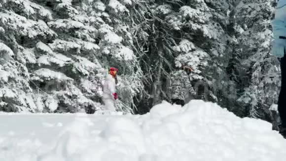 十几岁的女孩和她的父亲享受冬天的时光视频的预览图