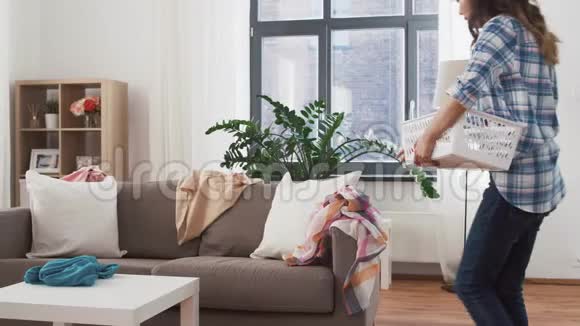 亚洲女人在家里洗脏衣服视频的预览图