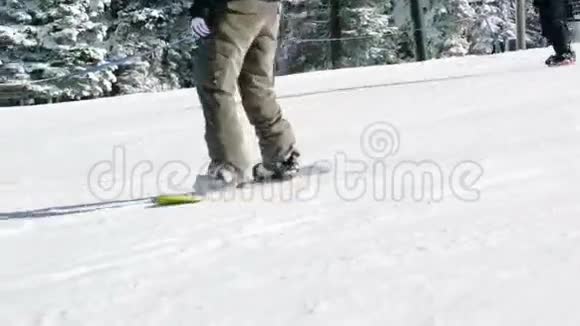在斜坡上滑雪板上的人都要靠近视频的预览图