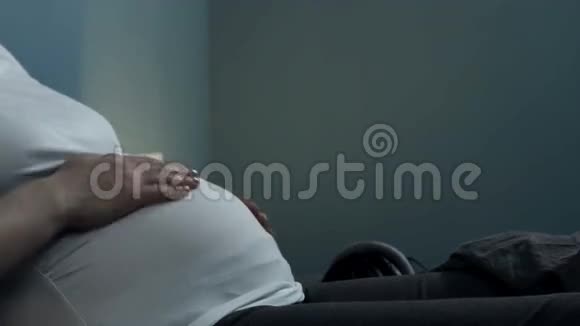 孕妇把耳机放在肚子上视频的预览图