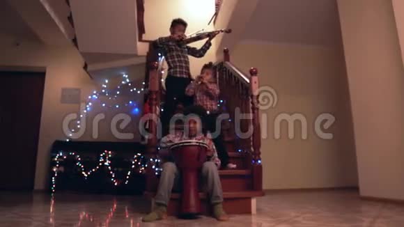 三个孩子在演奏圣诞音乐视频的预览图