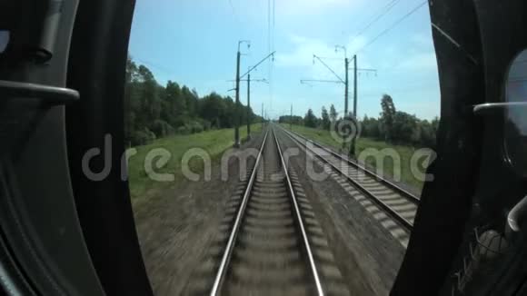 火车沿着铁轨在树木之间行驶铁路通信视频的预览图