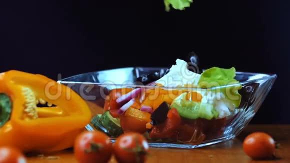 莴苣叶落在玻璃碗里视频的预览图