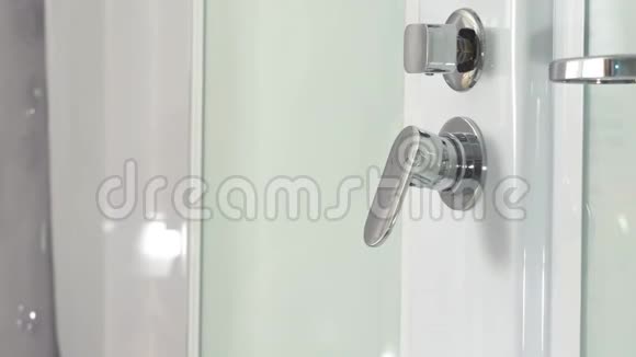女性手使用浴室水龙头在淋浴舱关闭淋浴旋钮调节器和他的饮水机浴室水龙头视频的预览图
