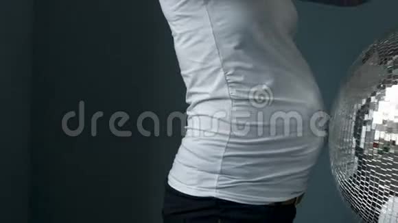 怀孕的腹部和闪亮的迪斯科球视频的预览图
