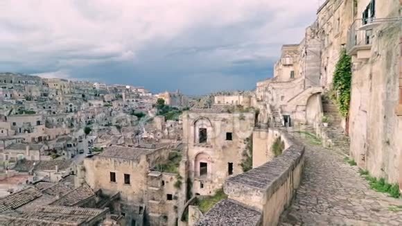 蓝色天空下的典型石头萨西迪马特拉和马特拉教堂的全景视频的预览图