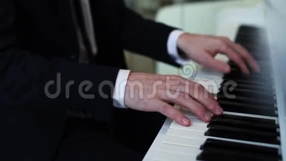 双手合拢演奏钢琴视频的预览图