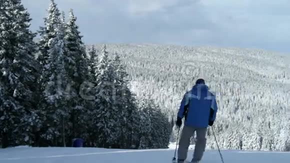 冬季美丽男滑雪者在前视频的预览图