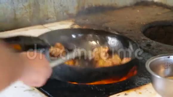 在铸铁锅里煮肉视频的预览图