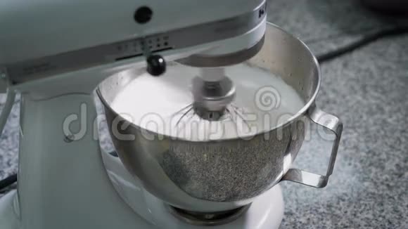 面包店厨房里的金属碗里放着蛋清的混合奶油准备的专业设备视频的预览图
