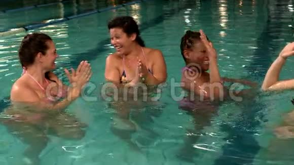 女人在游泳池里庆祝视频的预览图