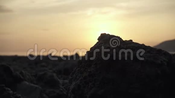 清晨日出在印度尼西亚的热带PemuteranBali海滩上夹着4k高分辨率视频的预览图