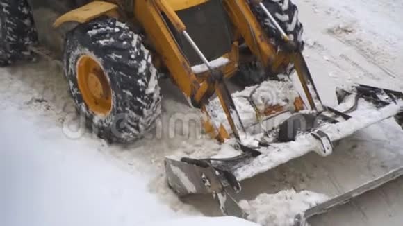 拖拉机铲雪视频的预览图