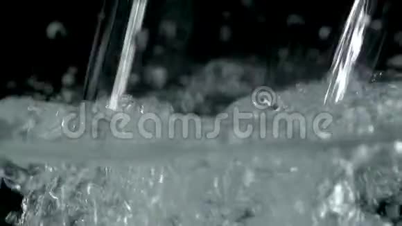 黑色背景的气泡浮出水面视频的预览图