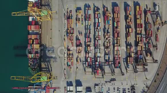 巴伦西亚商业港口的鸟瞰图集装箱码头和装船视频的预览图