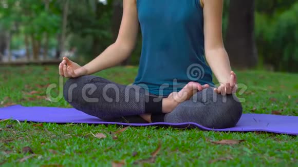 在热带公园做瑜伽运动的年轻女子视频的预览图
