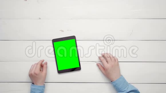 从上面的复制空间可以看到男性双手在带有绿色屏幕的数字平板电脑上显示多种手势视频的预览图
