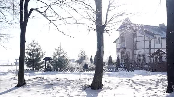 冬天雪落在一个美丽的村庄周围视频的预览图