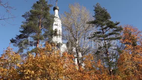 秋天的风景与白色教堂视频的预览图