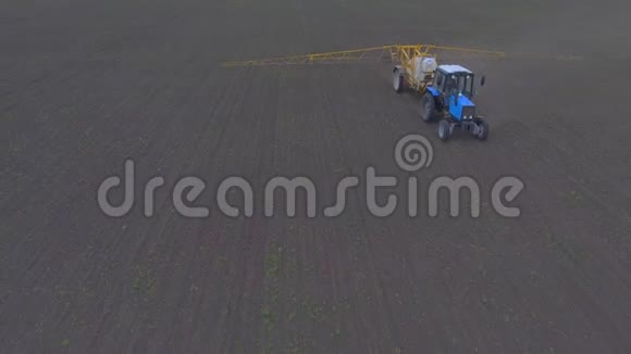 拖拉机把肥料撒在田里从空中射击视频的预览图