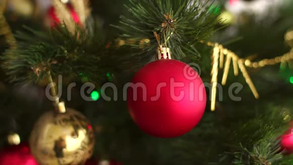 圣诞树上的红色和金色圣诞球视频的预览图