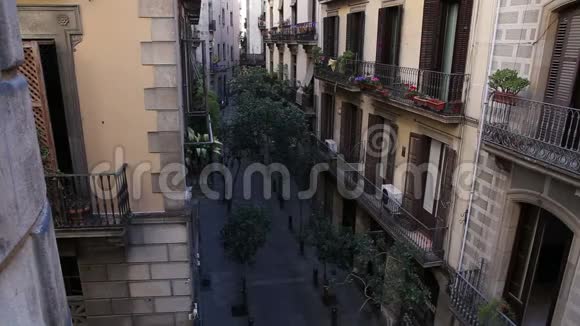 巴塞罗那哥特城一座历史建筑的阳台视频的预览图