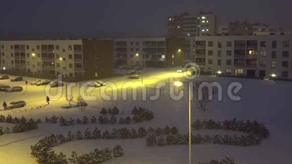 冬天汽车在现代公寓住宅小区之间行驶4K视频的预览图