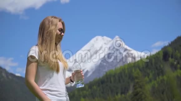 金发女人喝高山水视频的预览图