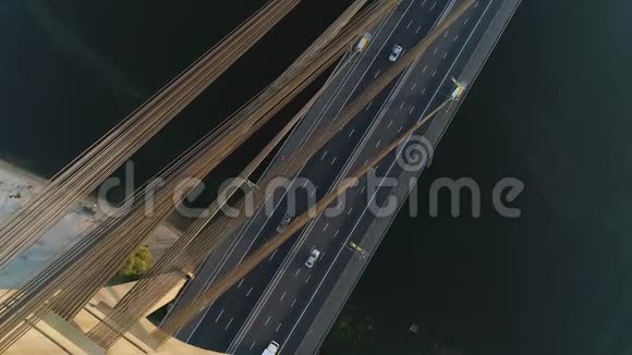 4的空中无人机镜头飞越莫斯科夫斯基大桥塔台带着车看路日落时分视频的预览图
